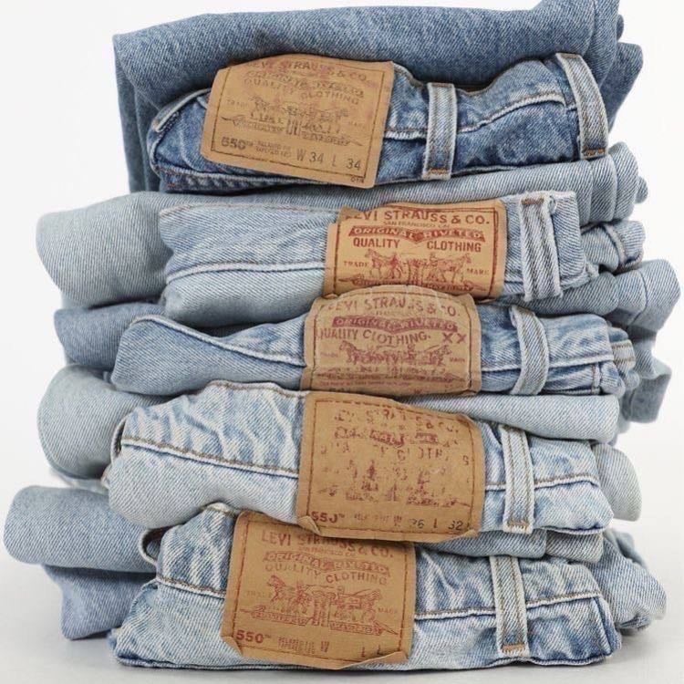 Jeans - Yo te recomiendo en los colores básicos: negro, mezclilla oscuro y claro. El corte no importa, con que sea uno con el que te sientas cómodo esta perfecto, igual te recomiendo que tengas distintos tipos de cortes para que puedas armar distintos looks con diferentes estilos.