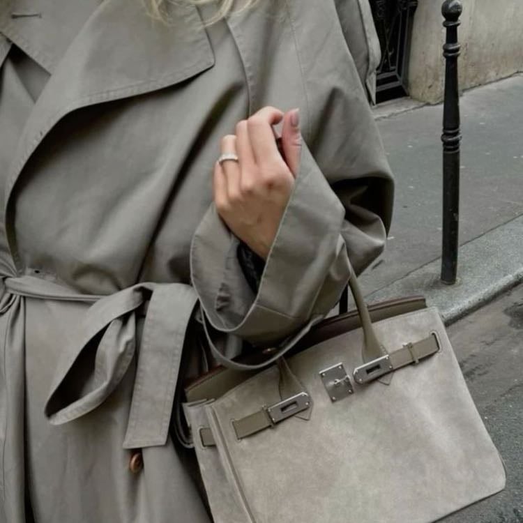 Trench coat - Un basico de básicos, ademas una prenda demasiado atemporal e ideal para los días mas fresquitos.