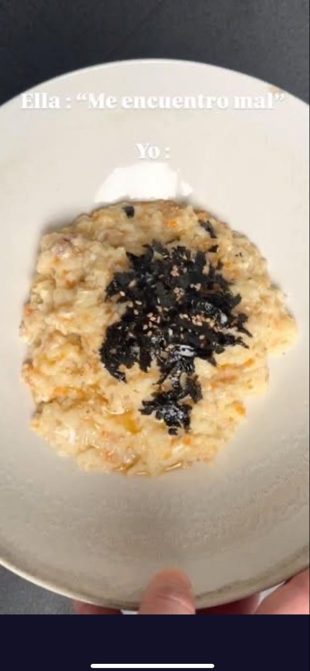 Juk de atún - Ingredientes:
-1 cucharada de aceite de sésamo
-Arroz
-1.5 tazas de agua
-1 lata de atún
-Zanahoria rallada
Sofreír un poco el arroz con aceite de sésamo y luego agregar agua.
Al hervir el agua agregar atún y zanahoria.
Receta de @hamsikdang