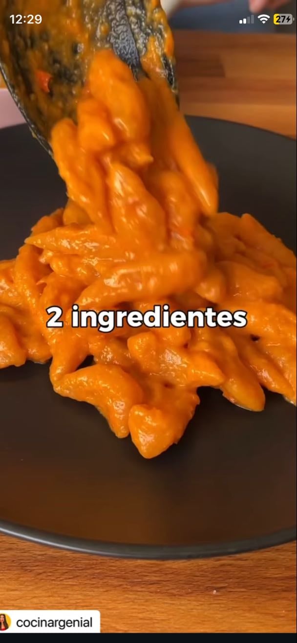 Pasta de zanahoria - Ingredientes
Para la pasta:
-1 zanahoria
-1 taza de harina (avena o trigo)
Para la salsa:
-1 Cebolla
-1 taza de tomate cherry
-50ml de leche
-Queso parmesano a gusto
-Sal y condimentos a gusto
Preparación:
Pasta: mezclar las zanahorias molidas y la harina, hacer una masa y luego recortar o darle forma de gnocci, hervir hasta que esté lista.
Salsa: sofreír todo en el sartén y luego incorporar.