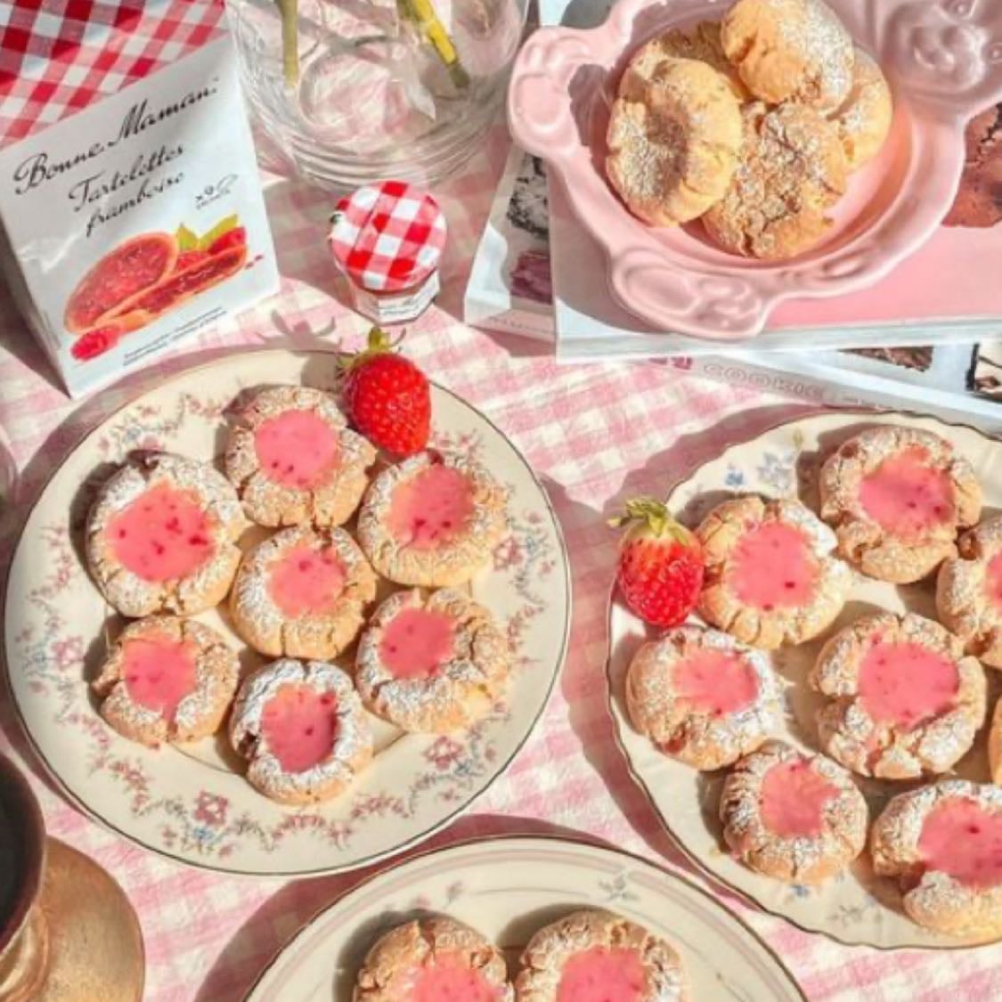 Cookies with raspberry - Ingrediens 125 g butter, softened 1 dl sugar 2.5 dl flour 1 tsp baking powder 1 tbsp cream 1 tsp vanilla sugar 100 g raspberries, fresh or frozen