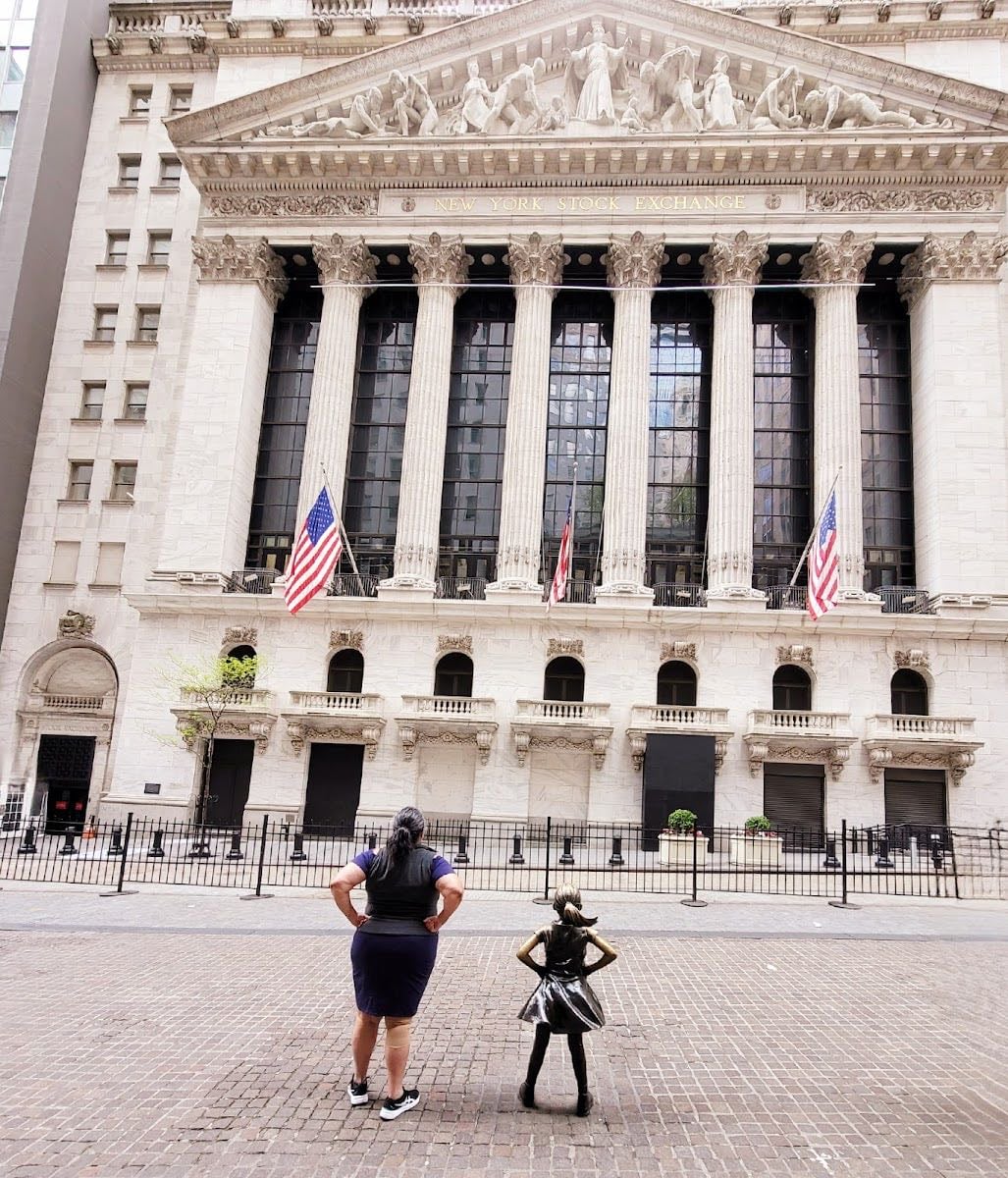 The Fearless Girl - la niña sin miedo en frente al edifico de la bolsa en wall st