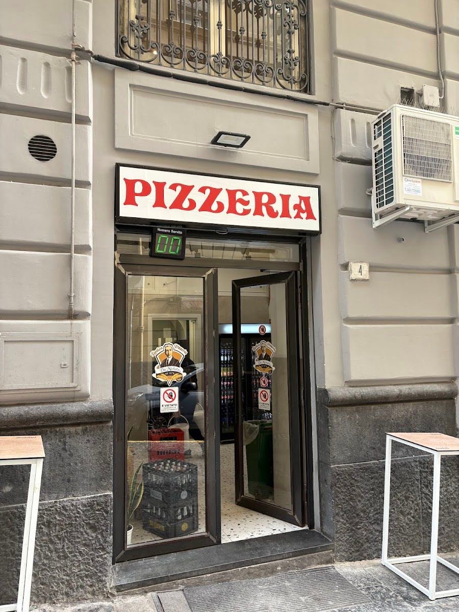 L'Antica Pizzeria Da Michele - pizzas grandes por 6 euros, buenísimas