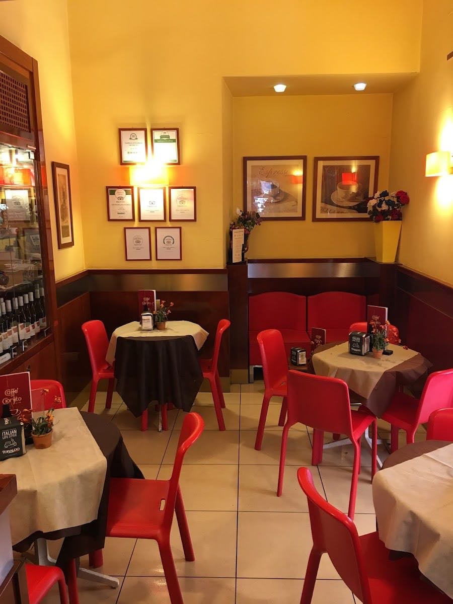 Caffè Ciorfito - (desayuno) los croissants están buenos pero tienen mermerlada; el agua es con gas y con limón
