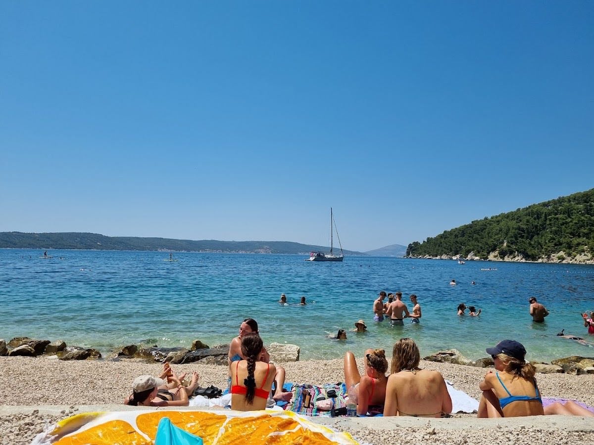Plaža Kašjuni - Beautiful cove with beach beds