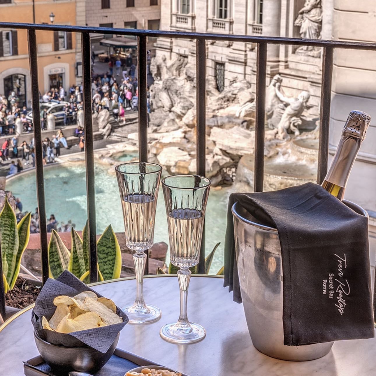 RoofTop Lounge Trevi - Only a couple of tables with a view