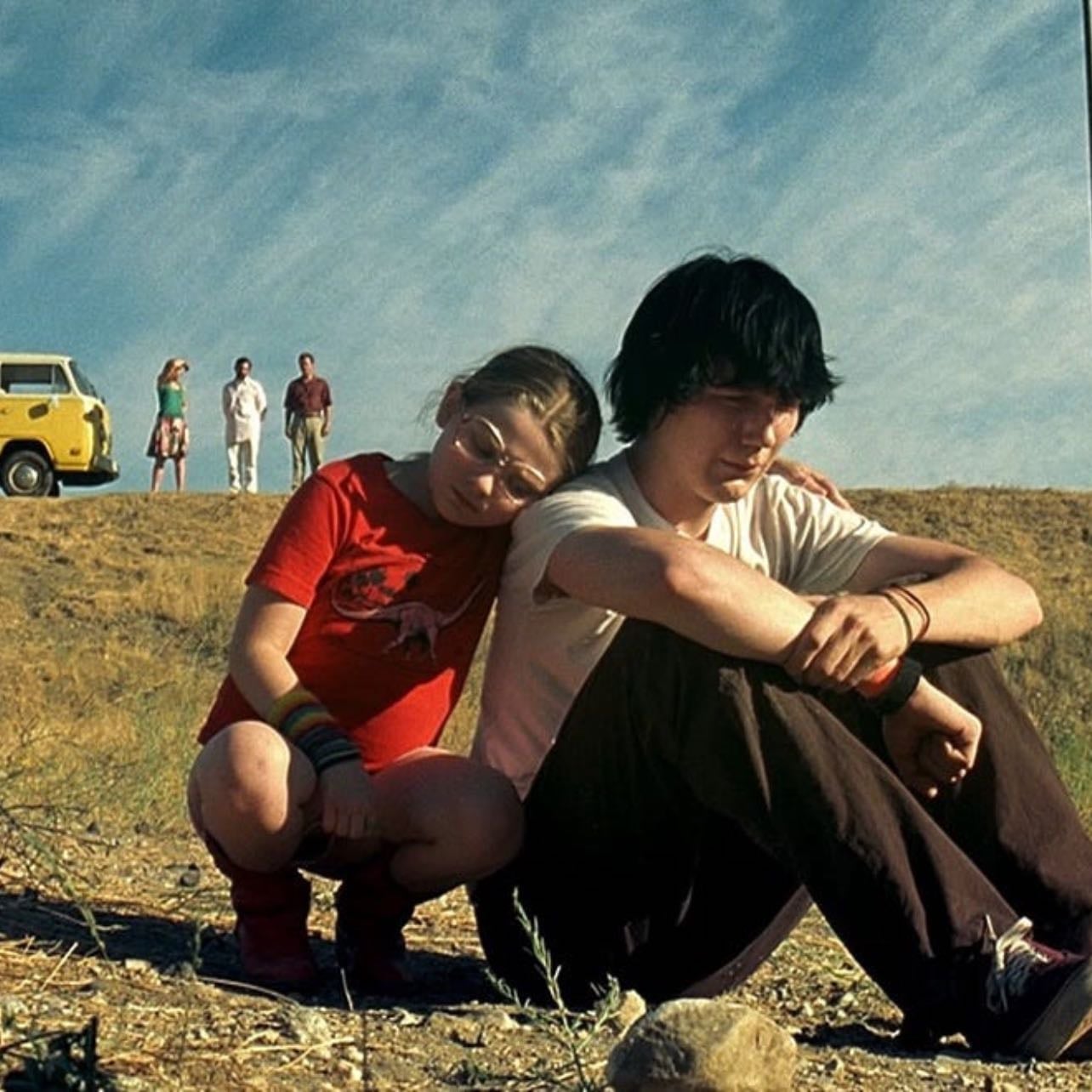 olive putting her head on dwayne’s shoulder in the field. - little miss sunshine (2006)