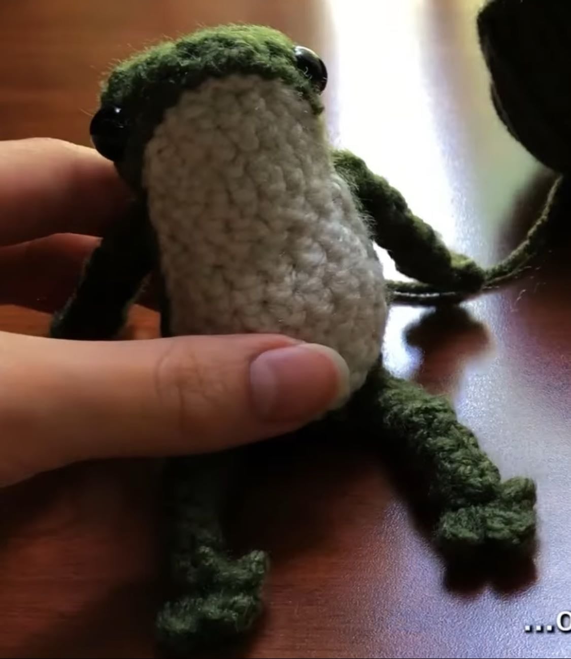 sitting frog 🐸
