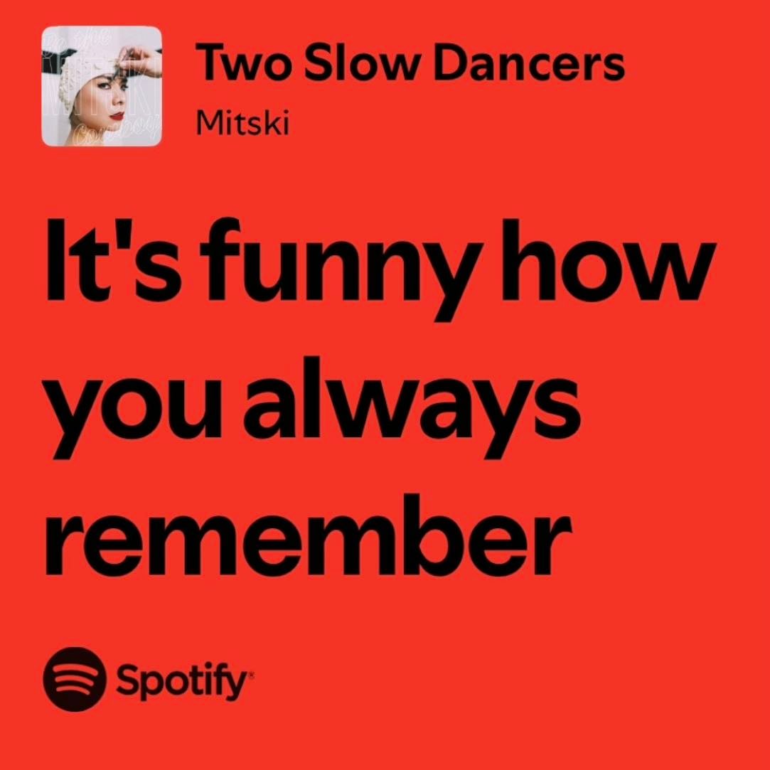 8. Two Slow Dancers. - Desde el título hasta la letra y el soundtrack, yo interpreto esto como una canción de amor. Es perfecta.
¡Cuidado a quien la dedicas!
“If we were young again…”