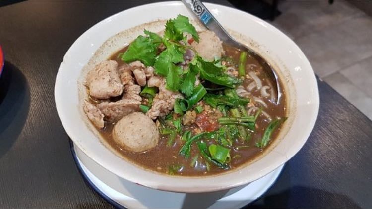 Kuaitiao ruea - “Boat noodles”