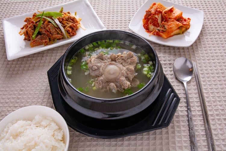 Kkori gomtang - Oxtail soup