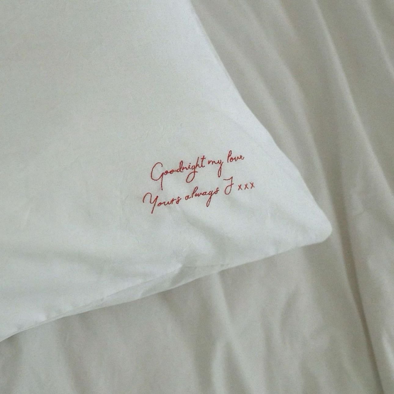 Bordado en funda de almohada - Si vives con tu pareja, esta puede ser una opción tierna para personalizar sus fundas de almohadas