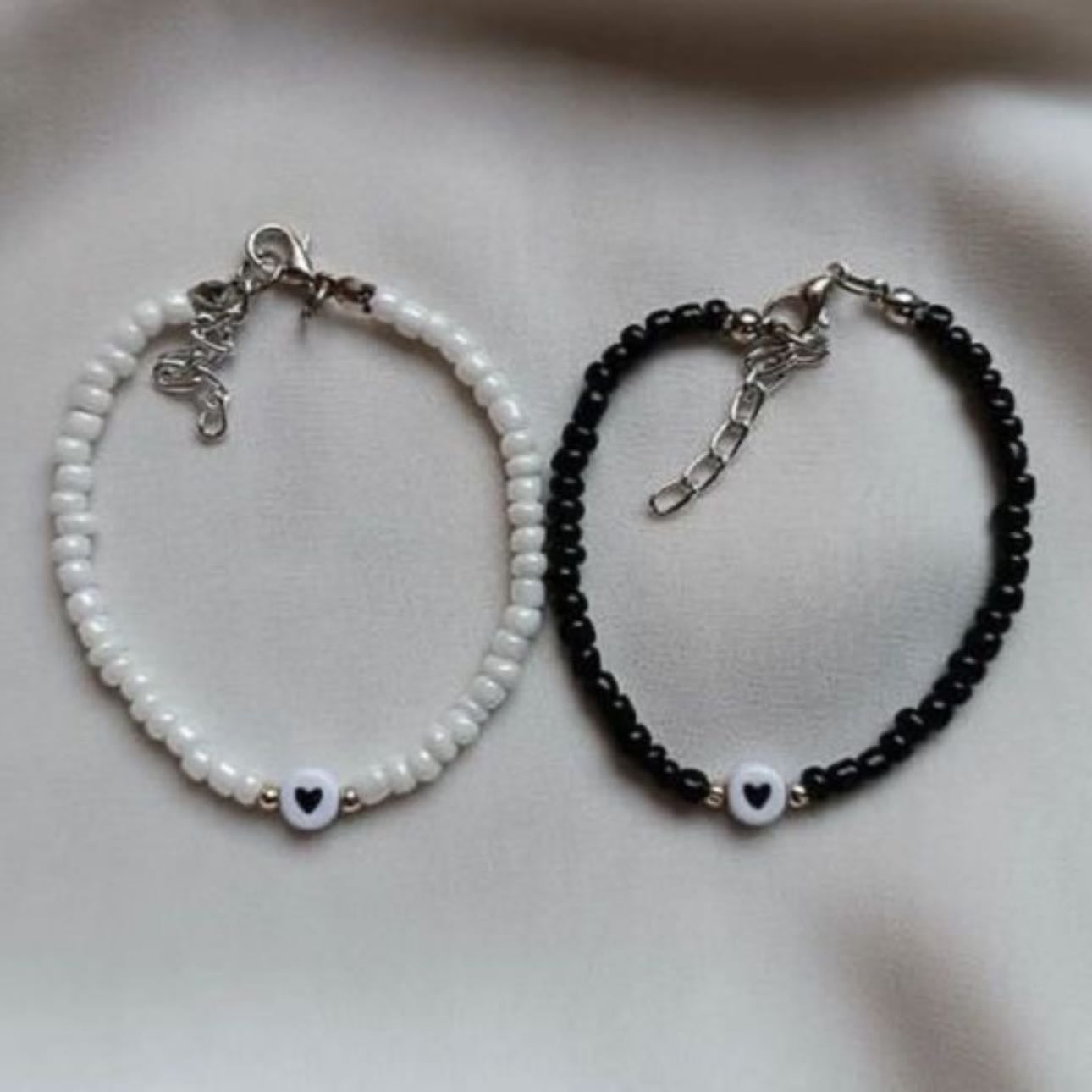 Matching bracelets - Pulseras iguales, que se complementen, con figuras iguales, de sus iniciales o alguna figura que los represente como pareja