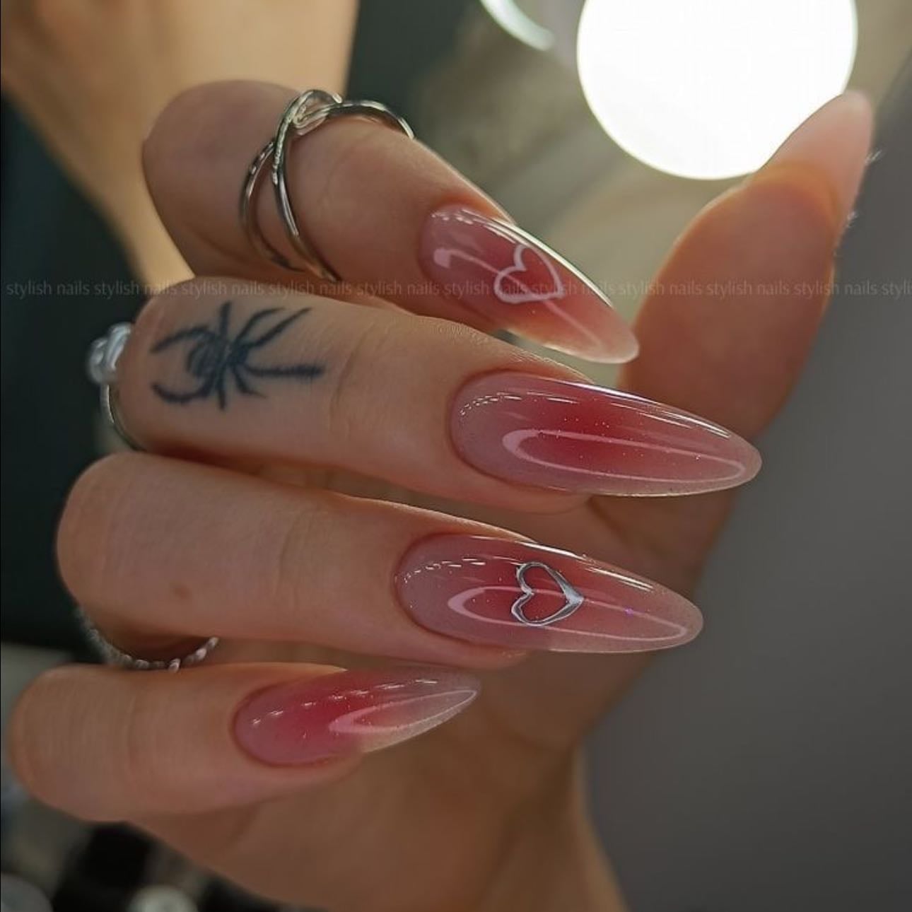 Design 03 - Un difuminado tipo aura con corazón en acabado metálico para un toque extra
