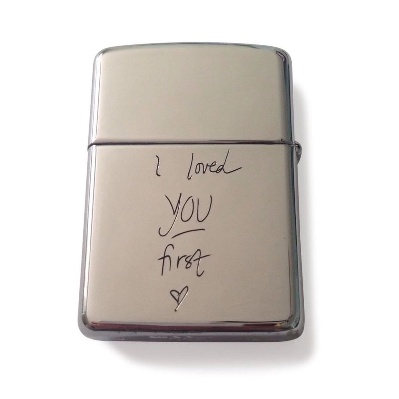 Encendedor personalizado - Si utiliza mucho el encendedor, regálale uno personalizado con alguna frase bonita, sus iniciales o algo que le guste mucho