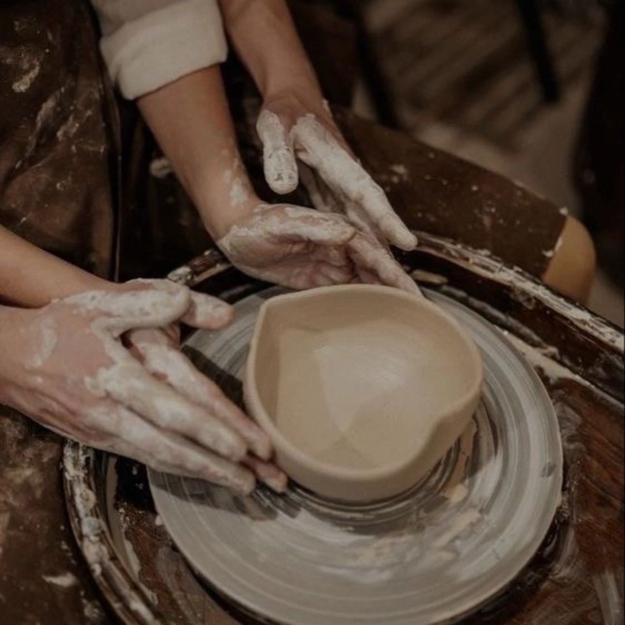 Moldeado de cerámica - Una cita diferente para festejar; compartir el tiempo con tu pareja mientras crean una pieza de cerámica