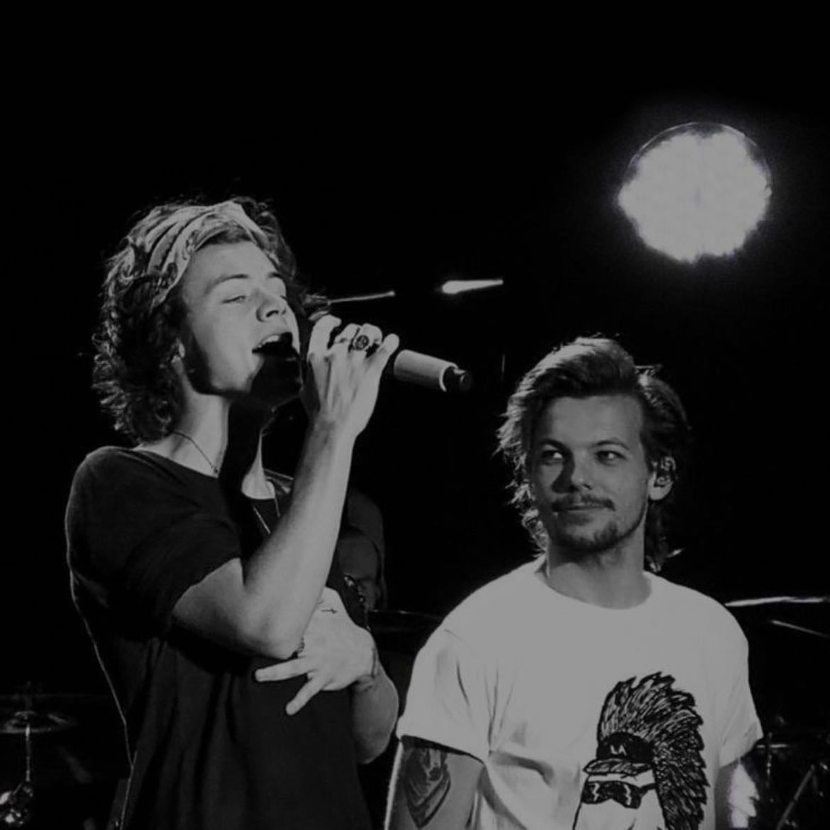 Larry💚💙 - I just LOVE the way Louis looks at harry they are the cutest!! 🫶🏼