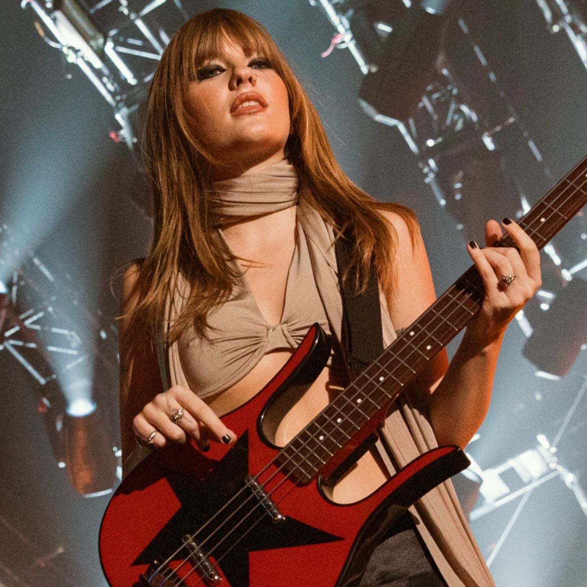 Victoria DeAngelis - solo artist & bass player of Måneskin