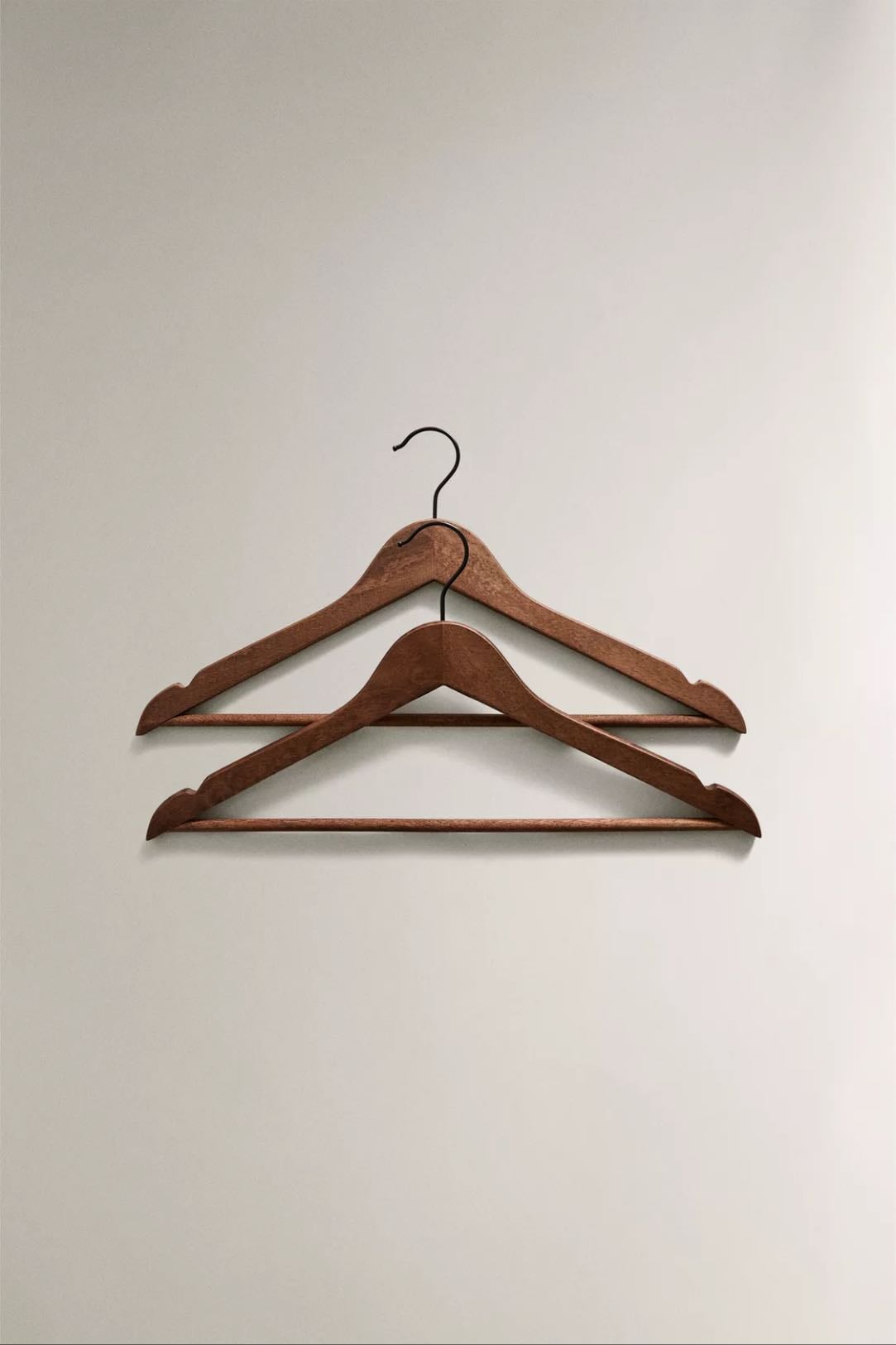 Lot de deux cintres chemise finition bois €9.99 - Zara Home