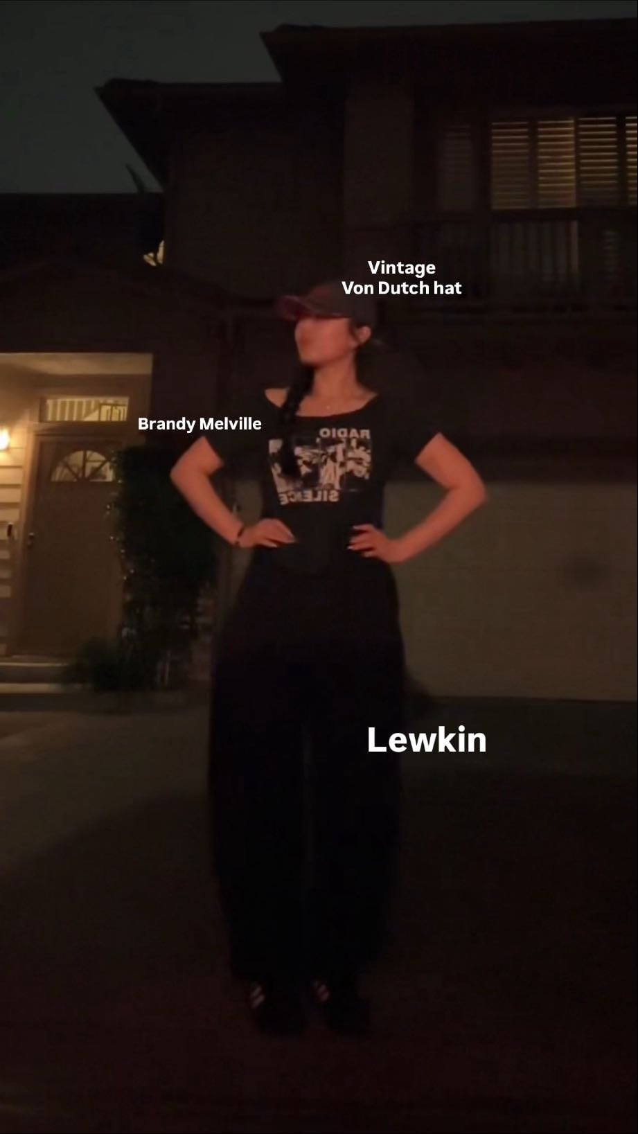 All black fit - Off the shoulder top w barrel jeans