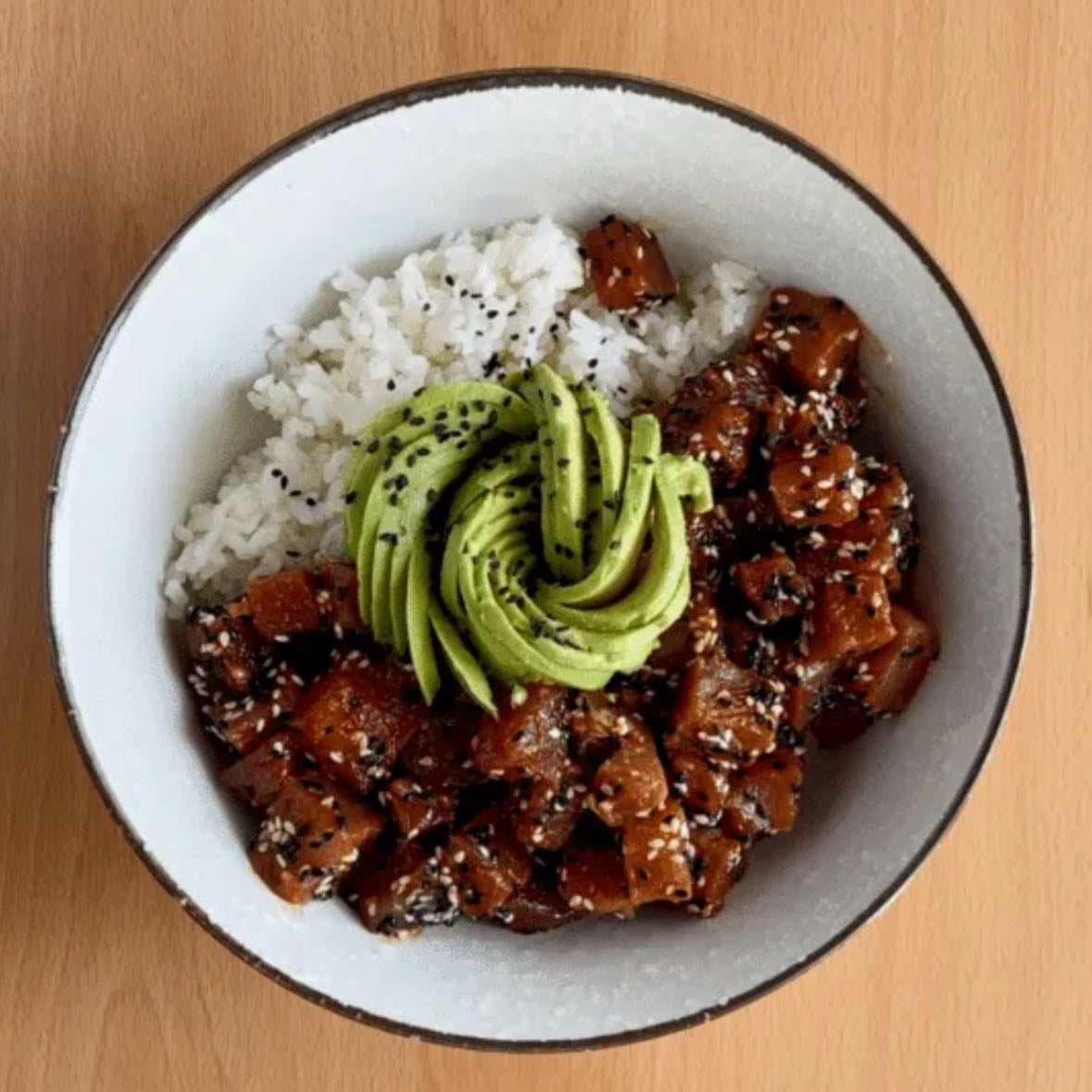 Poke bowl de atún marinado y aguacate - Cocina con coqui