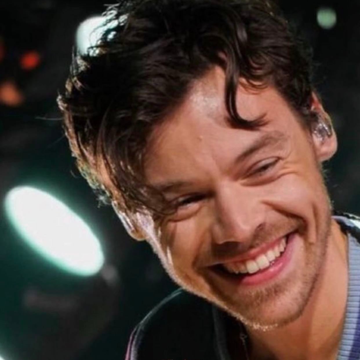 Harry Styles - Harry is such a sweet person like his smile is contagious, he’s so funny sometimes I forget he’s a PROFESSIONAL SINGER. One of the best things is that he’s so respectful of everyone and their choices I have absolutely no idea how he has haters. And he’s been getting it for so long it breaks my heart. Like, being called a womanizer at age 17 JUST because you’ve got good looks is so unacceptable. Every time someone hates on him or calls him something like a womanizer I just want to give him such a big hug cuz he’s the most genuin person I know that exists on this earth