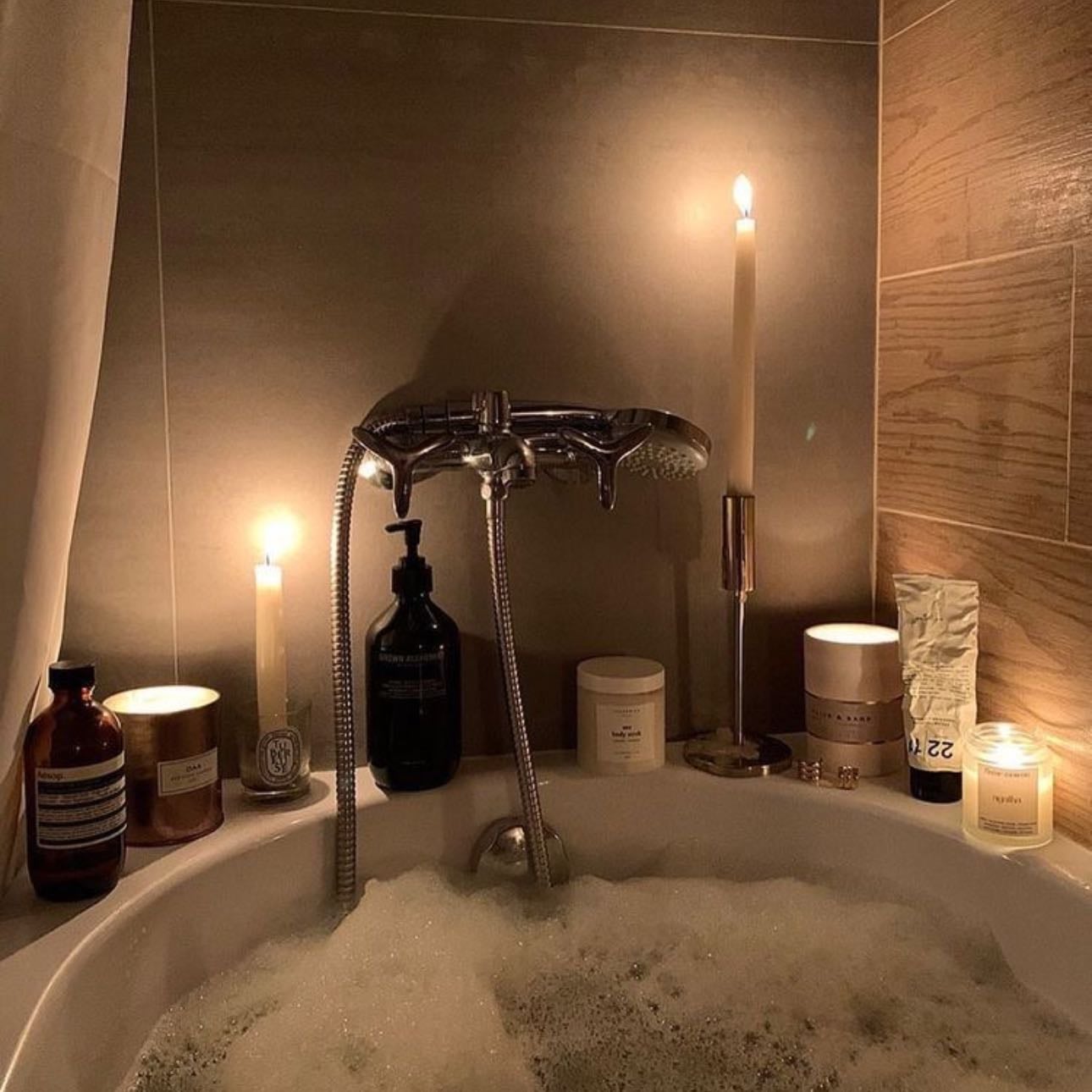Un relajante baño - Mirar las burbujas iluminadas por las velas