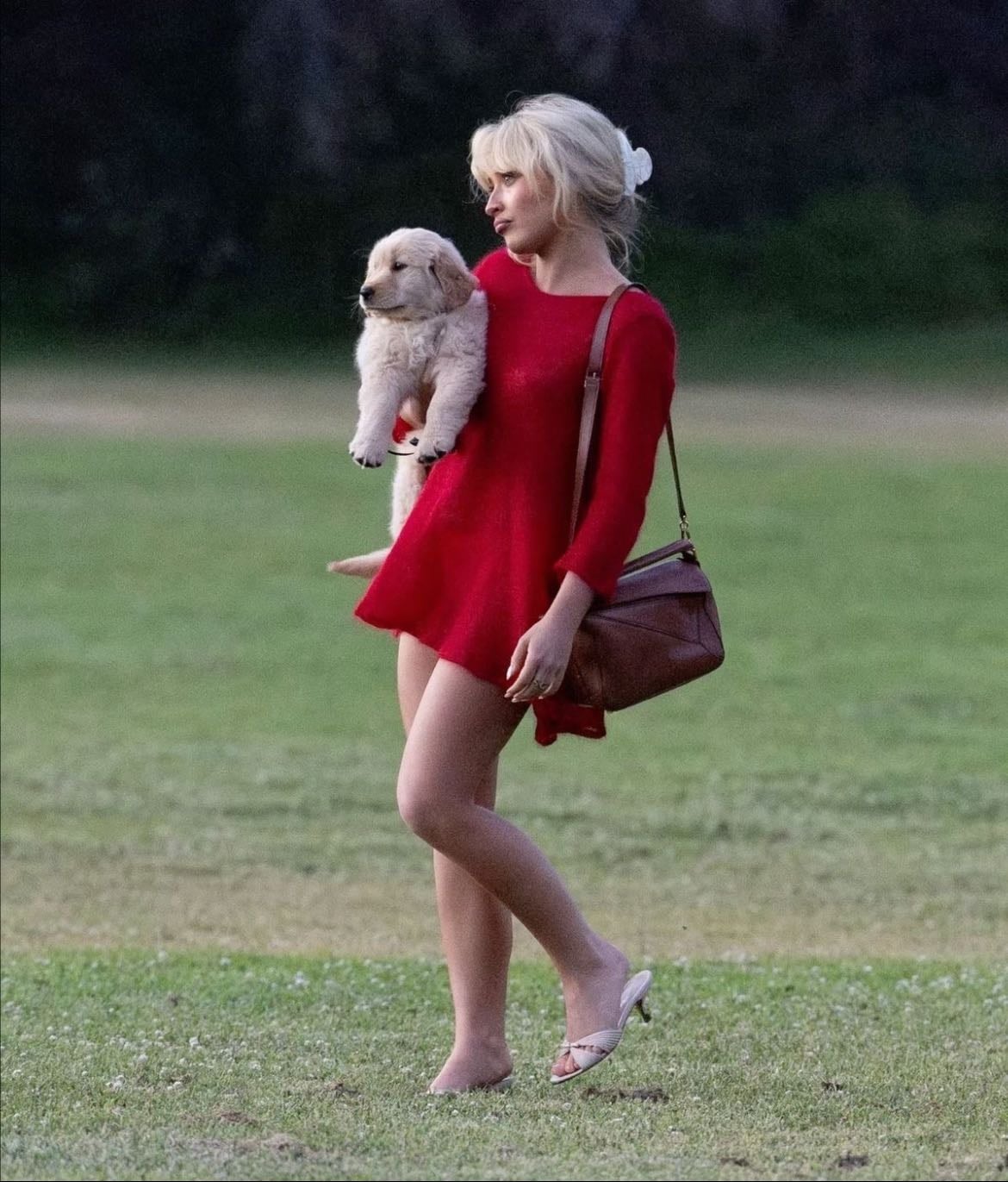 vestido rojo manga larga ۶ৎ - + tacones color beige y bolso marrón