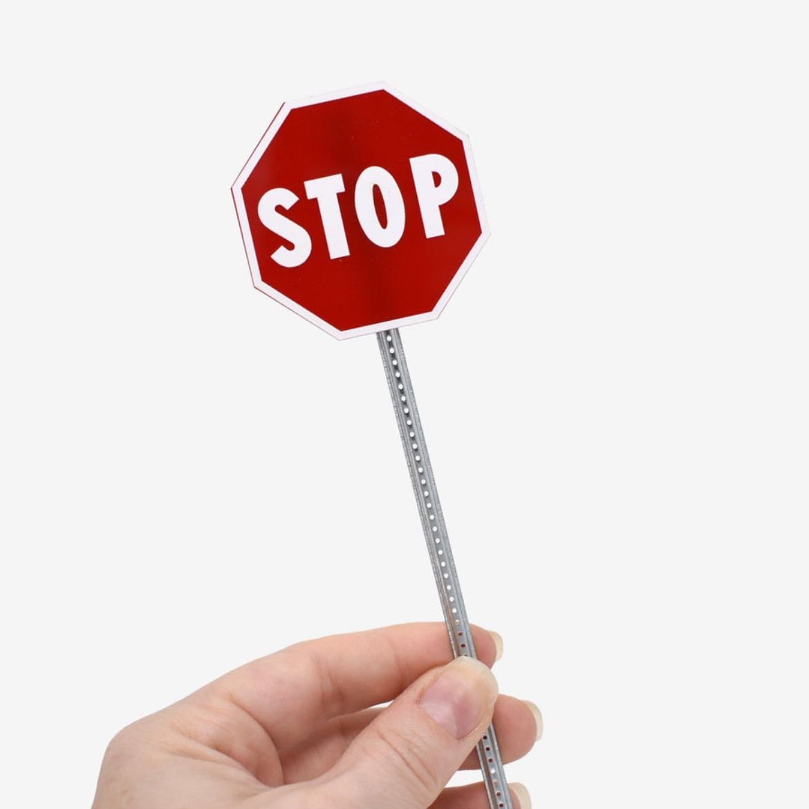 1. Haz una pausa (literalmente) - • Acción: Detén lo que estás haciendo y respira profundamente tres veces. • Por qué funciona: El simple acto de detenerte activa tu cerebro racional, dándote más control sobre lo que sientes.