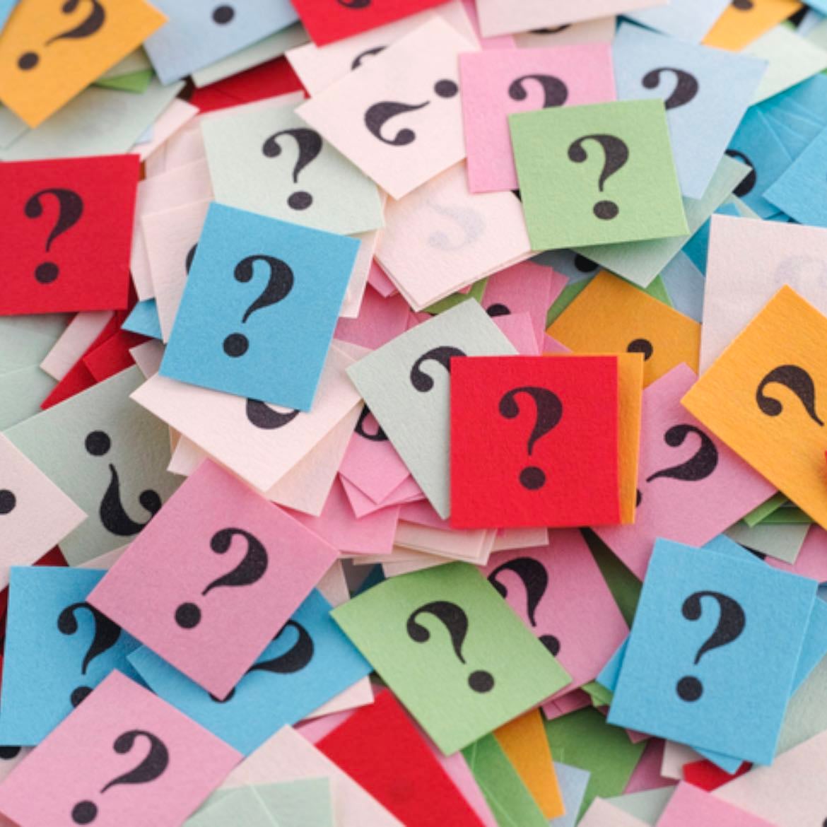 3. Pregúntale a tu emoción: ¿Qué necesitas de mí? - • Acción: Tómate un momento para “dialogar” con lo que sientes. ¿Qué mensaje o acción te está pidiendo? • Por qué funciona: Te conecta con las señales que tus emociones traen consigo.