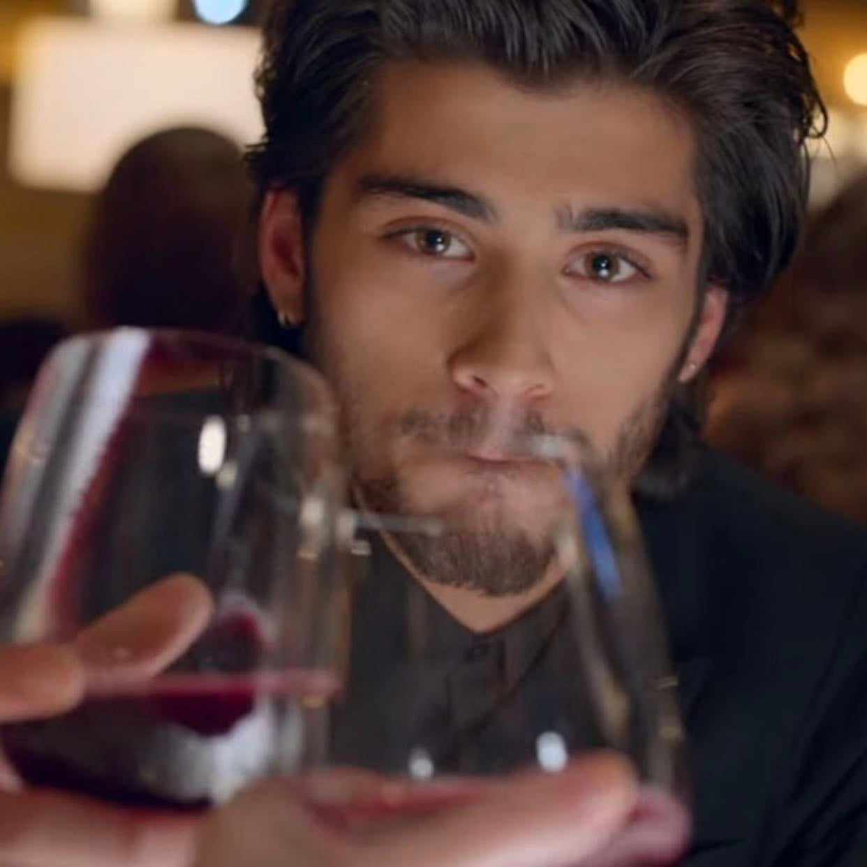 night changes - HOW TF DO YOU CHOOSE. THEY ALL LOOK STUNNING. ZAYN’S HAIR AND SUIT??? LIAM’S COAT AND CHARMING SMILE??? HARRY’S LIL PRINCE HAIR??? LOUIS’ HAIR AND FIT AND CAR??? NIALL’S LIL SWEATER??? THEY ALL LOOK SO CUTE. THEIR SMILES ARE SO ADORABLE. THEY LOOK SO GENUINE OH MY GOD.