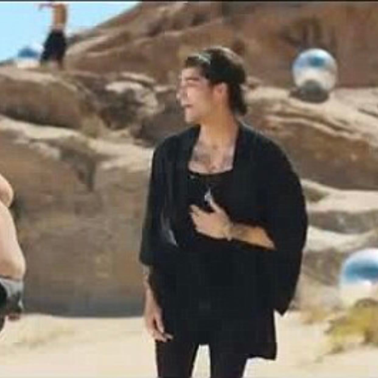 steal my girl - ZAYN AGAIN. IDK GUYS HIS HAIR AND HIS FIT LOOK AMAZAYN. why is harry wearing a coat guys. i feel sweaty just watching him jam with a coat on.