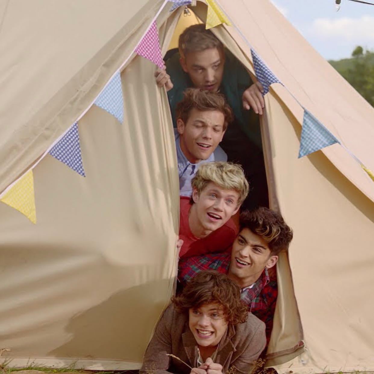 live while we’re young 🥈 - okay this is complete bias. IT JUST LOOKS SO FUN. IT MAKES ME HAPPY EVERY TIME I WATCH IT. IT IS SOOO LIVELY. THIS IS HOW I IMAGINE LIFE WOULD BE. but it ain’t like that y’all. BUT STILL. THE BOYS ARE SO CUTE IN HERE. ZAYN. IT IS ILLEGAL TO LOOK THAT GOOD. WITH THE WET HAIR TOO???? HOLY CRAP I MIGHT DIE. anyways. EVERYTHING ABOUT IT IS SO HAPPY. AND THE LITTLE DANCE BEFORE THE BRIDGE?? ITS SO CUTE.
