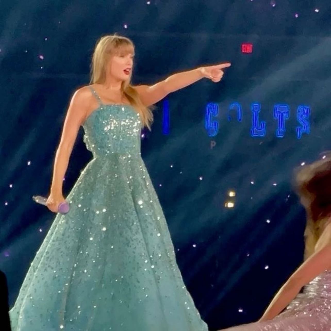 elsa - theres just things with the blue dresses i dont like but this dress looks ichy? idfk i hate it