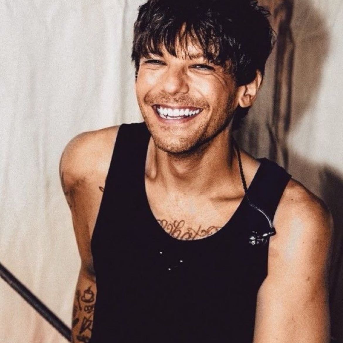 louis tomlinson - "When you're in love you'll do anything, l'd go to the end of the world"