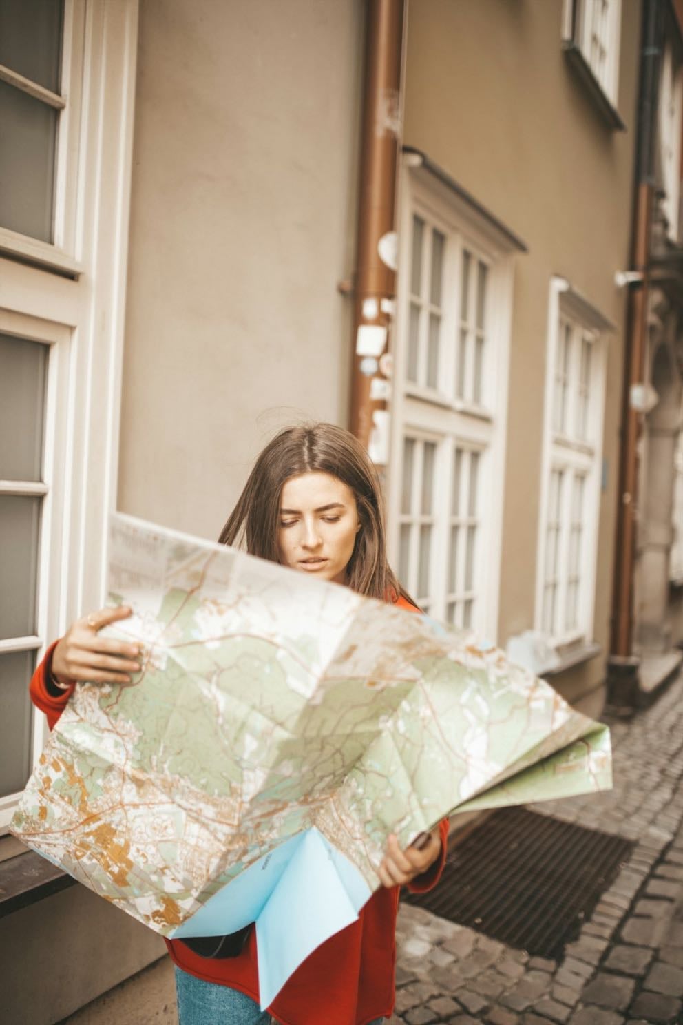 fazer uma viagem internacional sozinha - e tem que ser num país diferente e tem que durar muitos dias
