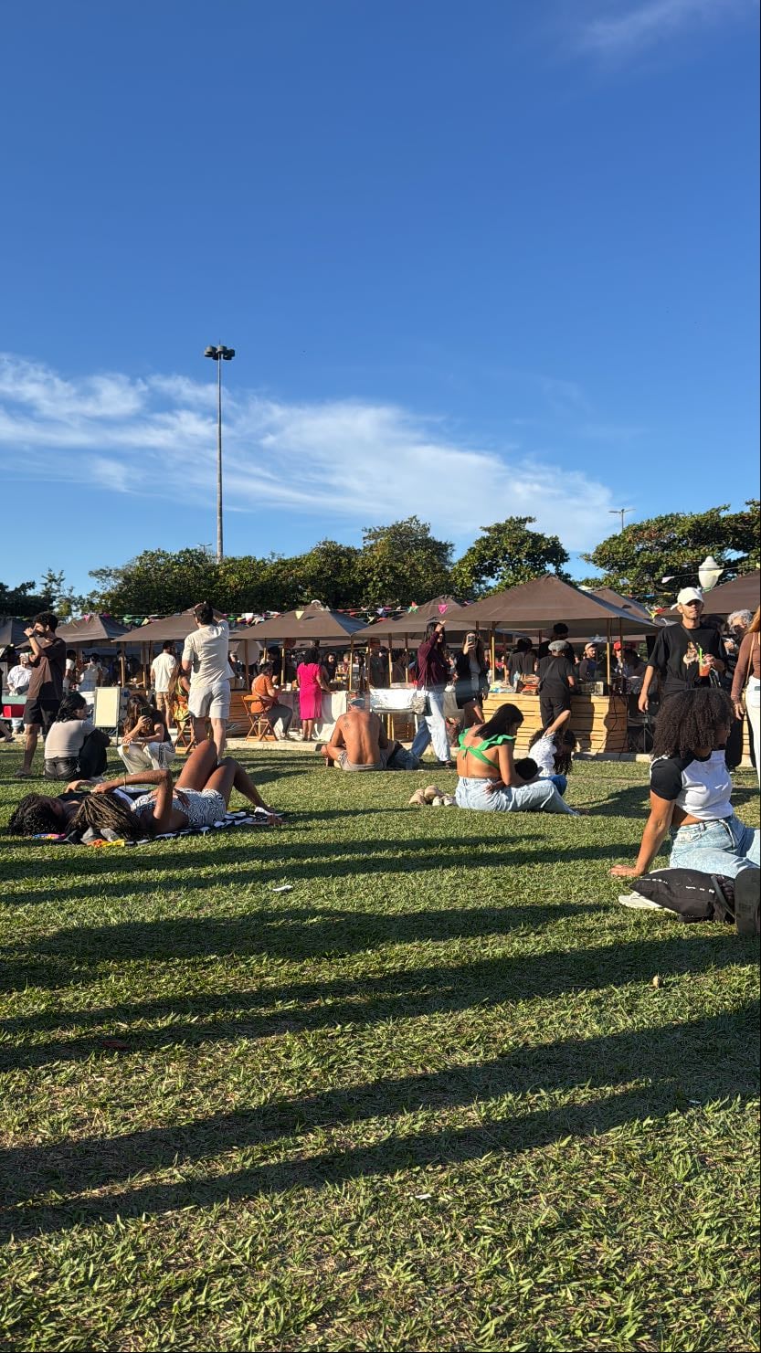 2ª parada - ficar horas sentada na praça paris depois de dar uma mini volta na feira da glória e quando bater fome comer kebab de falafel