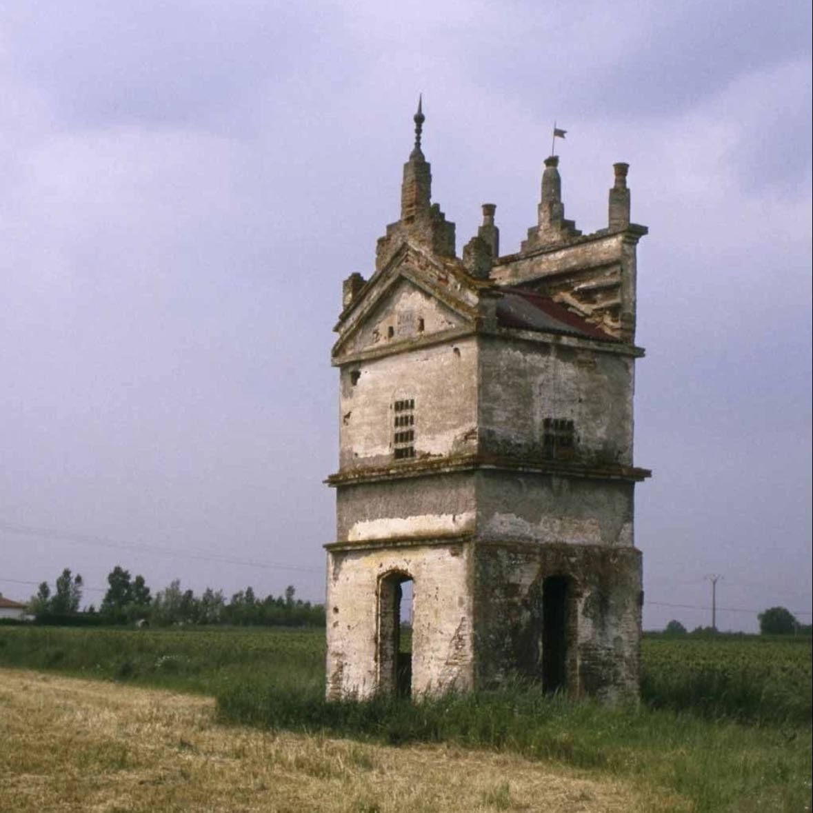 construções abandonadas no meio do nada