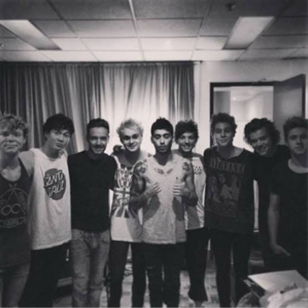 5SOS pranking 1D on stage!