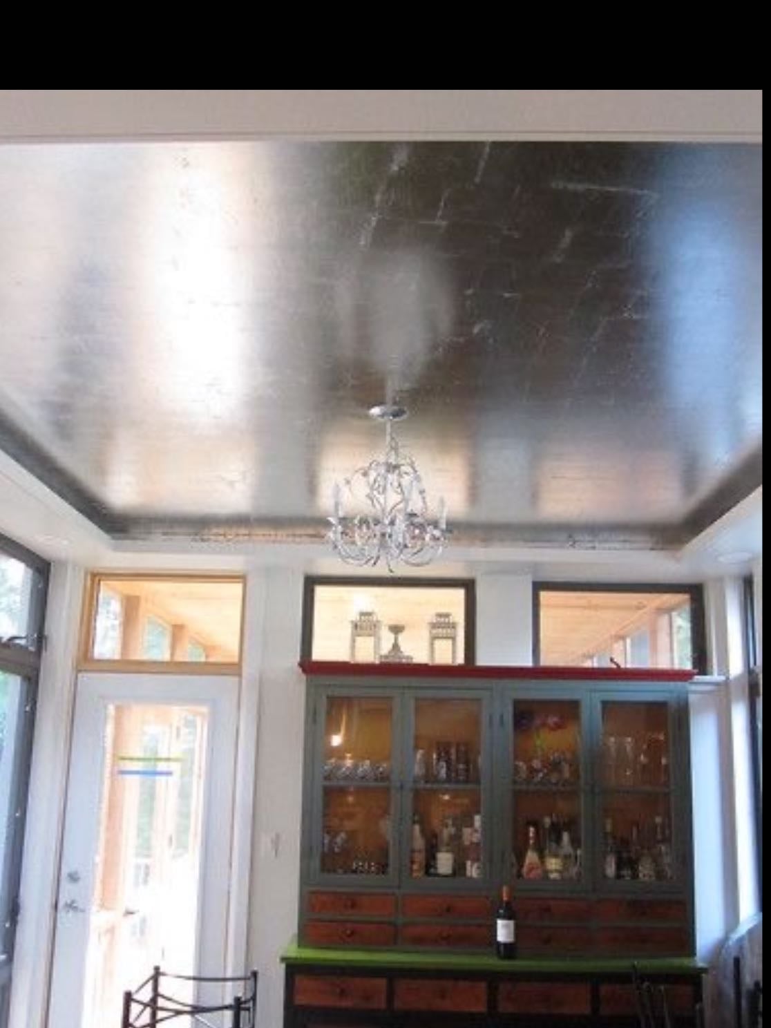 Sala de jantar com teto metálico