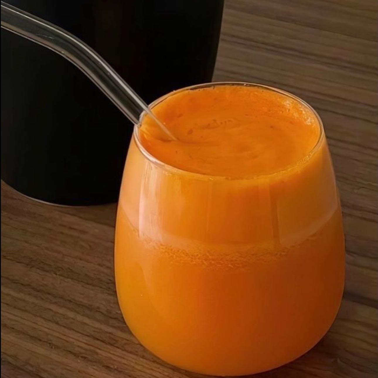 Shot por la mañana - Preparación: zanahoria en trozos, jengibre rayado, zumo de limón, una pizca de cúrcuma, todo a la licuadora, en poca agua para que produzca un batido. Preferible tomarlo en ayunas.