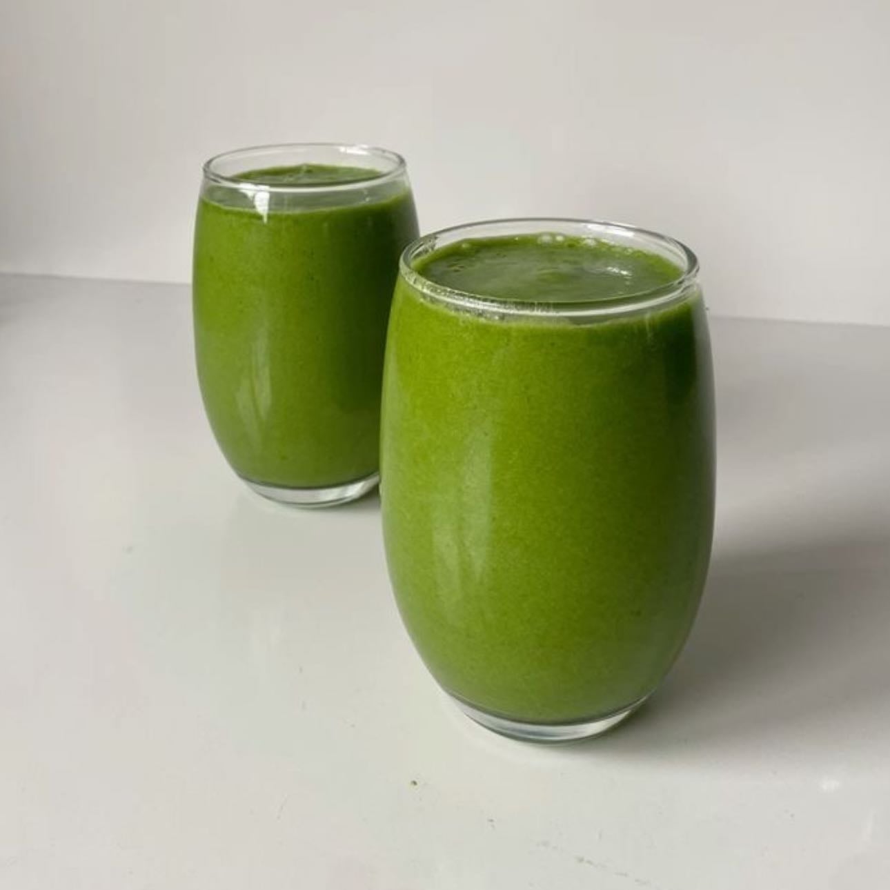 Jugo verde - Para una piel bonita. Medio vaso de agua, un puño de espinaca, un puño de papaya/piña, pedazo de 1cm de jengibre, dos rodajas de pepino, dos tiras de nopal, dos palitos de apio y licuamos todo