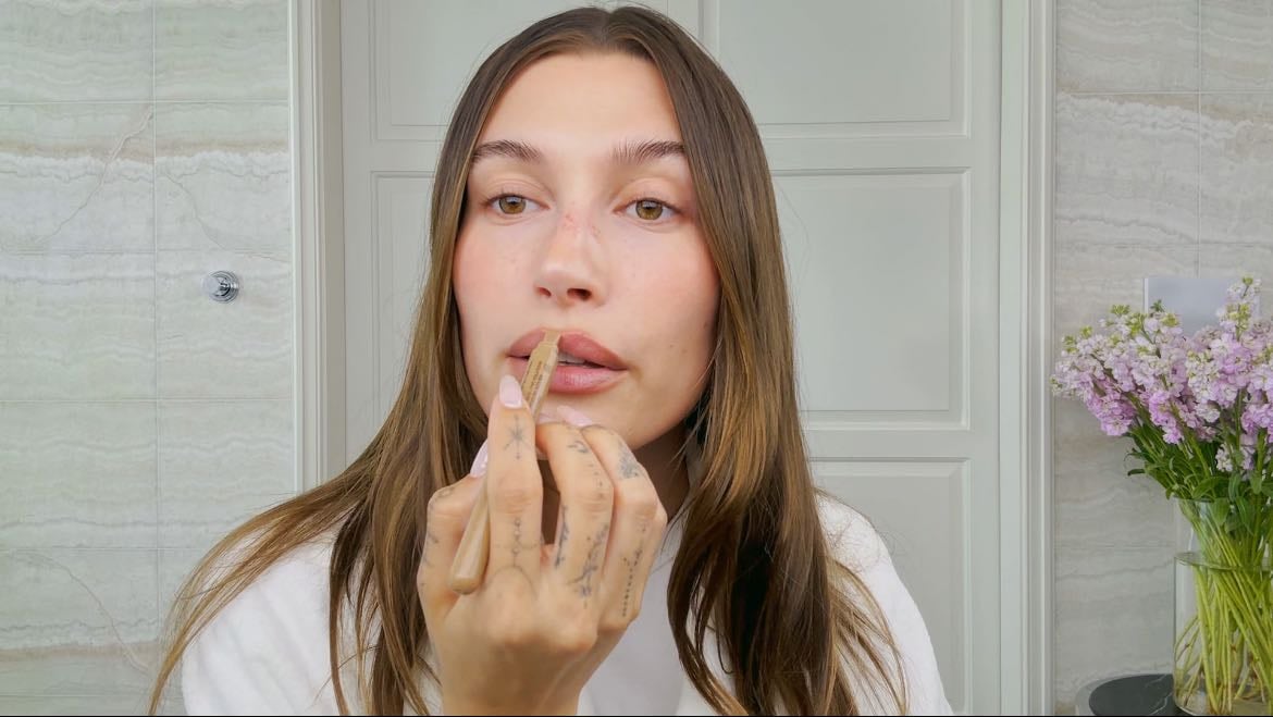 Hailey Bieber reveals the secrets of her effortless look | Vogue Italia
