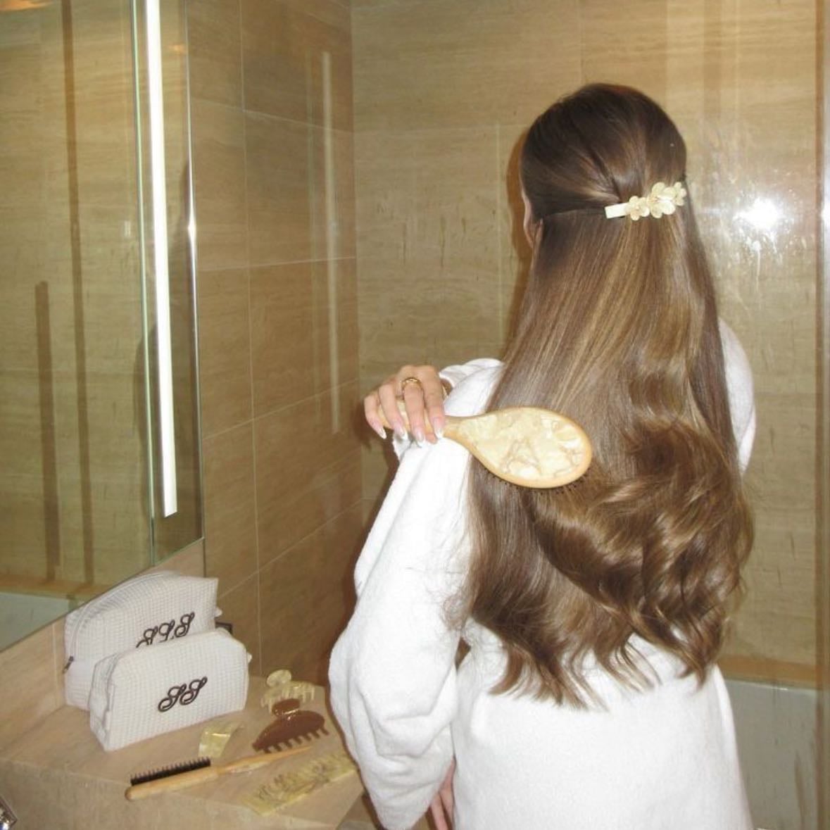 π- brush your hair with a cute, glittery hairbrush - Make your daily hair routine a treat with a sparkly brush that feels as good as it looks. Plus, detangling just got way more fun! β¨π°