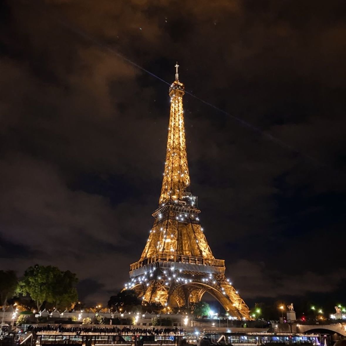 π‘ Paris, France - Sip cafΓ© au lait βοΈ by the Eiffel Tower πΌ, shop cute boutiques ποΈ, and stroll along the Seine π for that classic It Girl charm π.