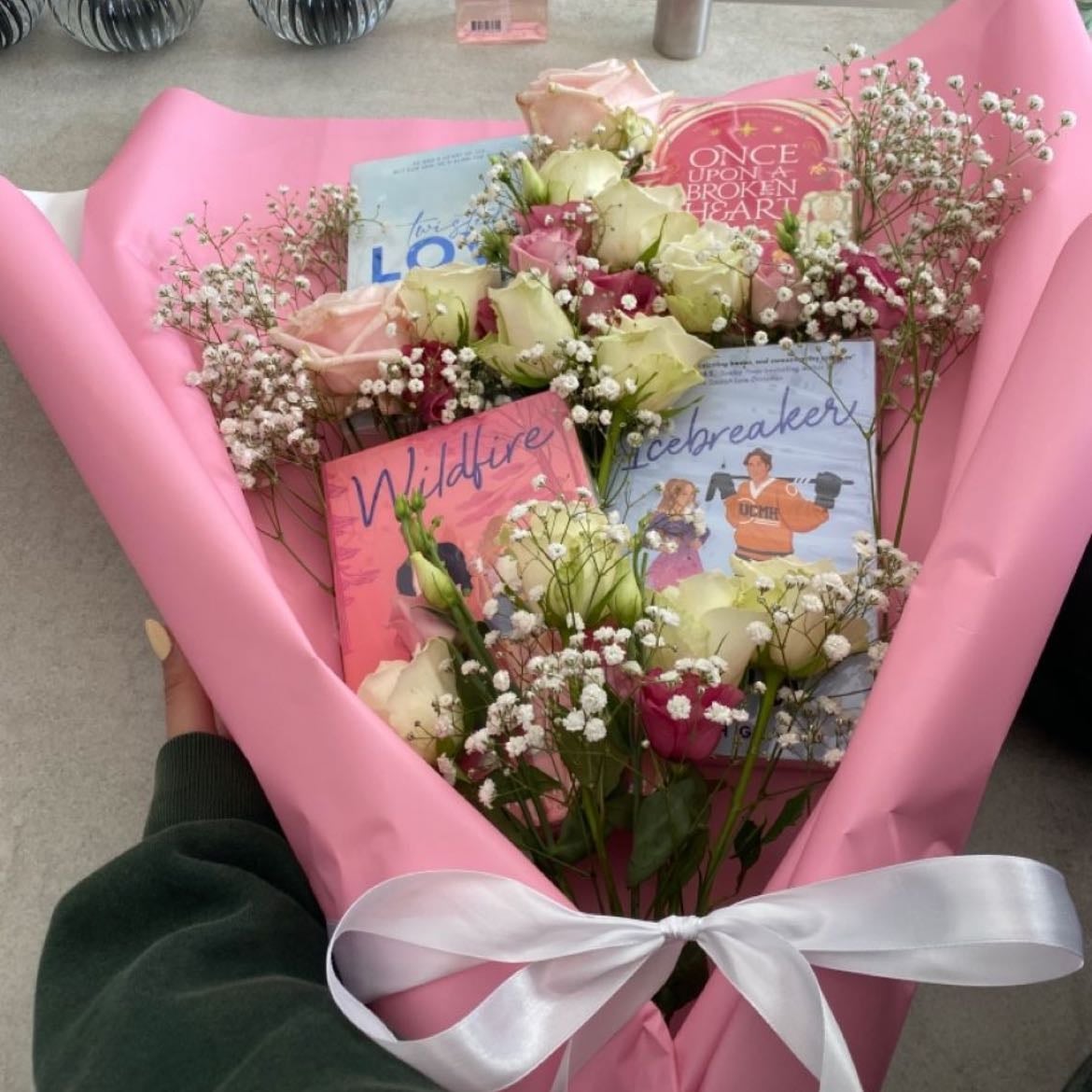 Ramo de libros - Si piensas regalar mas de dos libros es precioso solo ocupas cartulina y algunas flores