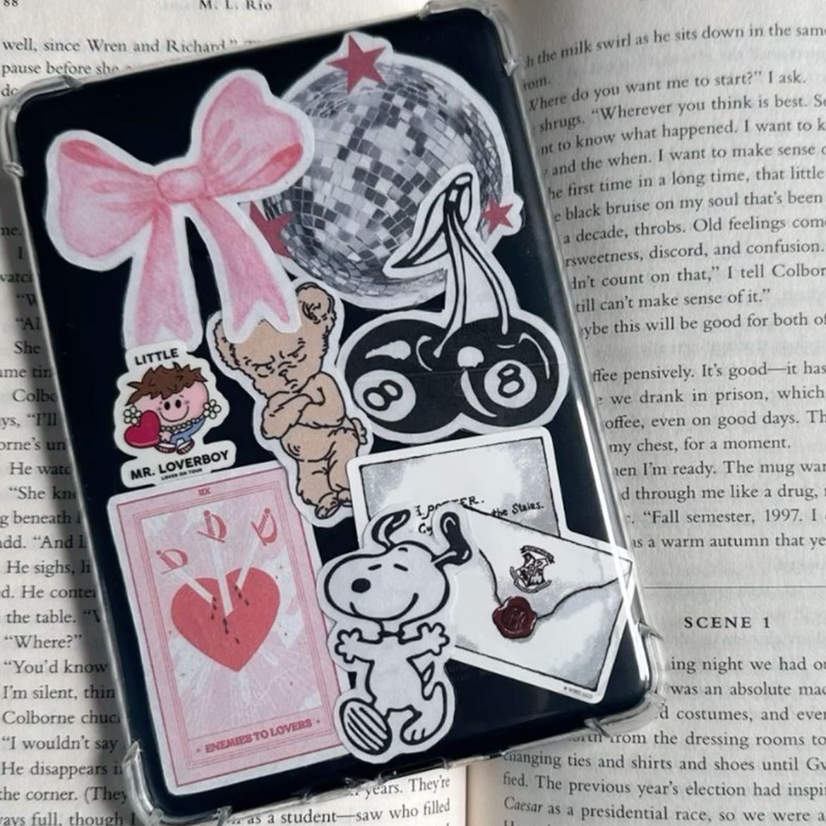 Kindle - Es mas caro pero es increíble porque con eso puede llevar sus libros en el kindle si no lo puede llevar en fisico y no le daña la vista