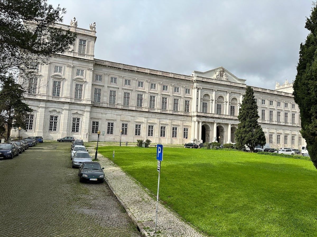 Palácio Nacional da Ajuda - замок. квитки коштують 8€ наскільки розумію, але з lisbon card вхід безкоштовний