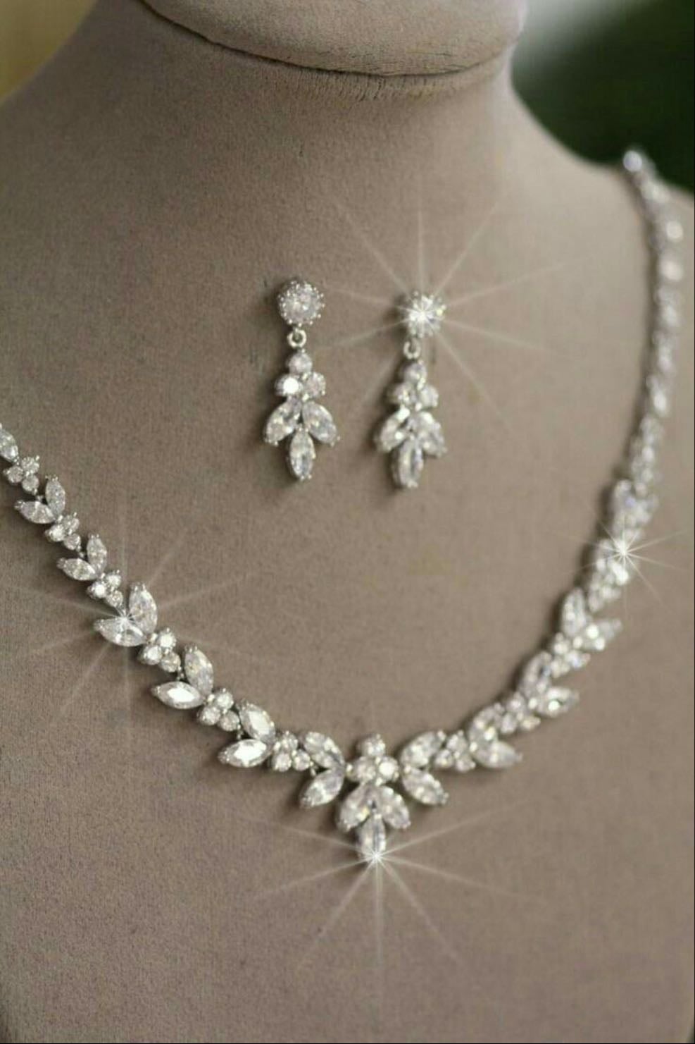 collar y aros piedras