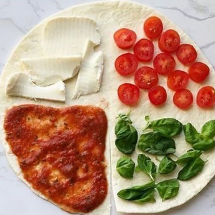 opção de wrap de “pizza” - > tomate cereja fatiado
> queijo (qualquer um)
> manjericão
> molho de tomate
opcionais:
orégano
cebolinha
salsinha
rúcula
acelga